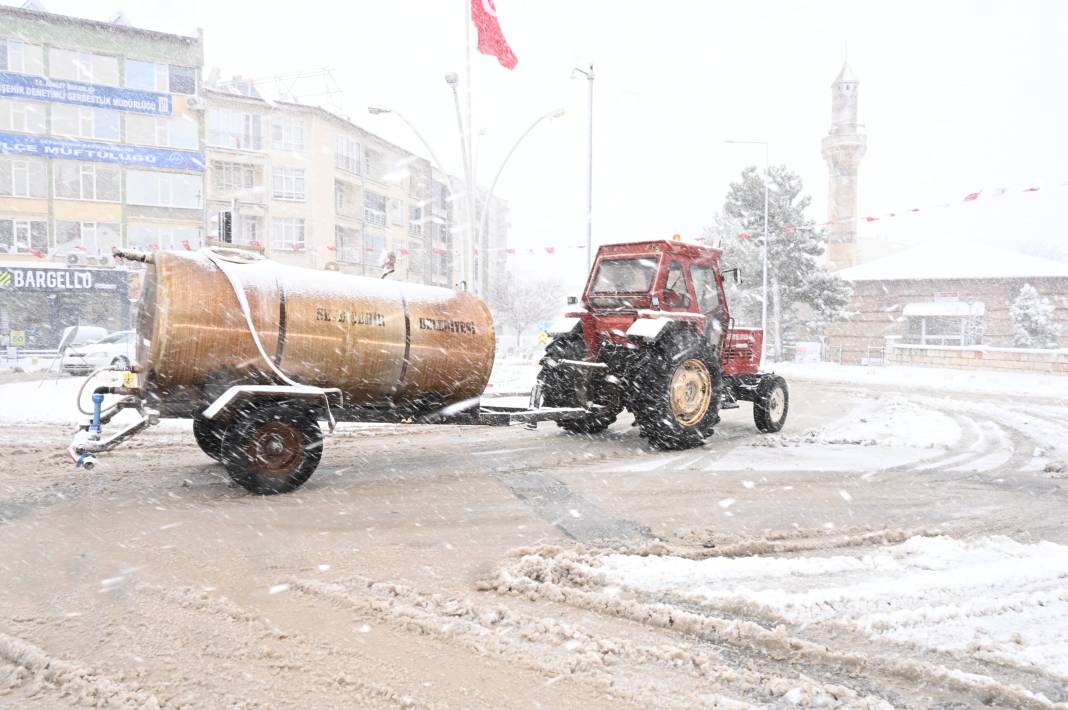 Konya’nın beyaz örtüyle kaplanan ilçesinde karla mücadele ediliyor 10